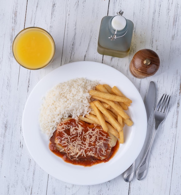 Arroz de carne de res parmegiana y papas fritas Plato ejecutivo típico brasileño