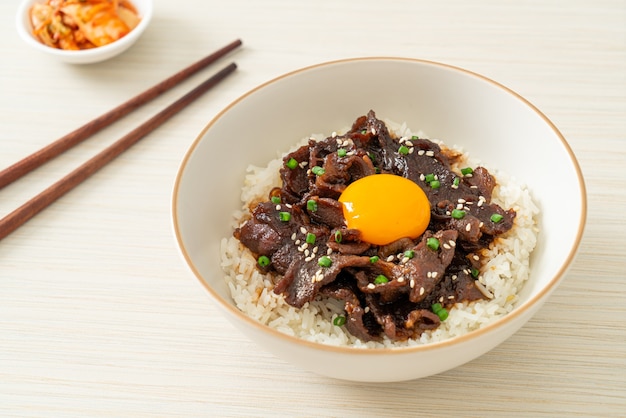 Arroz con cerdo con sabor a soja o tazón Donburi de cerdo japonés - estilo de comida asiática