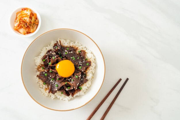 Arroz con cerdo con sabor a soja o tazón Donburi de cerdo japonés - estilo de comida asiática