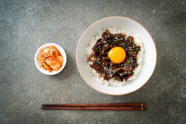 Arroz con cerdo con sabor a soja o tazón Donburi de cerdo japonés - estilo de comida asiática