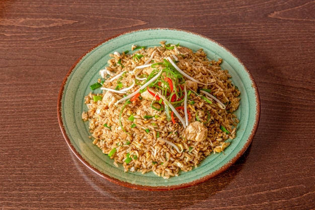 Arroz chaufa com legumes broto de feijão frango e pedaços de ovo estrelado