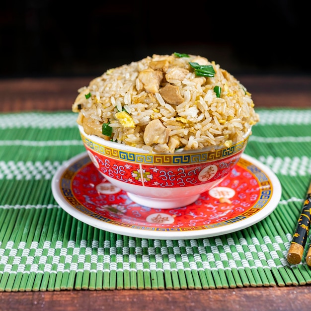 arroz chaufa especial com carne de porco e vaca, salteado na wok quente.