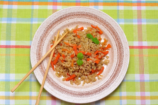 Arroz chinês com legumes em um prato plano