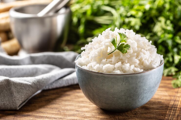 Arroz cocido en un bol con perejil fresco