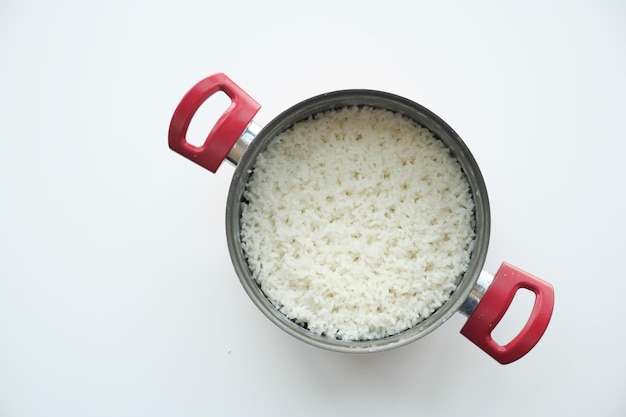 Arroz cocido en un bol sobre fondo blanco.