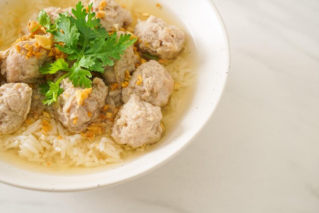 Arroz Cocido Casero Con Tazón De Cerdo