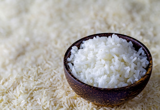 arroz cocido y grano de arroz con fondo de grano de arroz