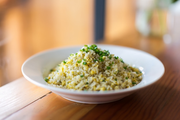 arroz cocido en la mesa de madera