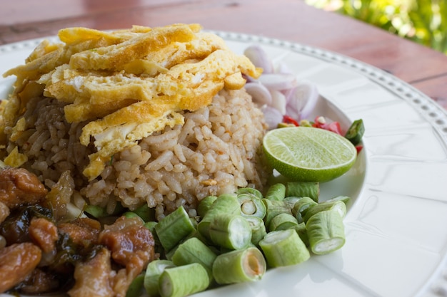 Arroz cocido mezclado con pasta de camarón