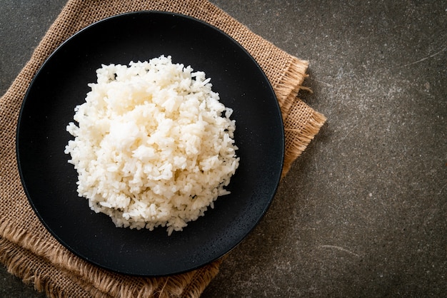 arroz cocido en un plato