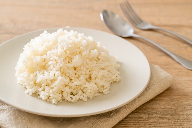 arroz cocido en un plato