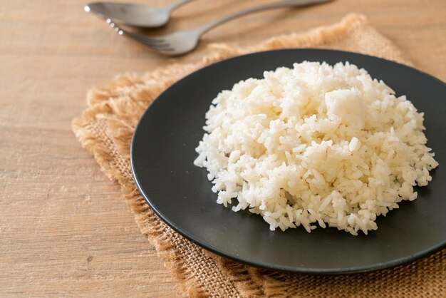 arroz cocido en un plato