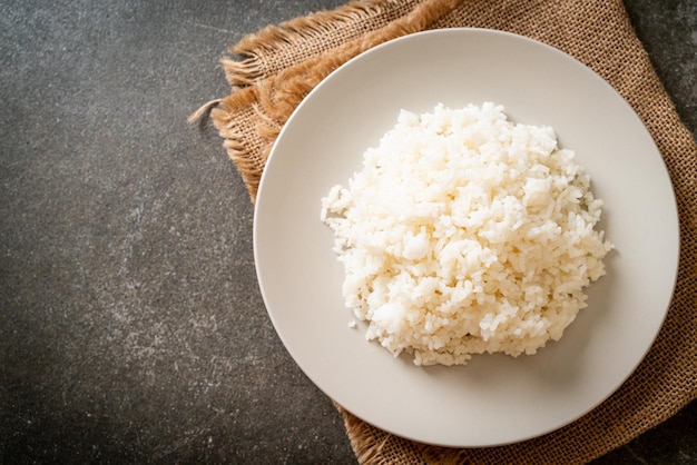 arroz cocido en un plato