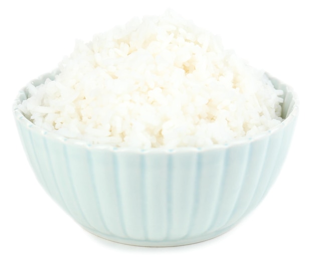 Arroz cocido en un recipiente aislado en blanco