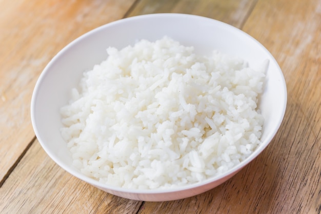 arroz cocido en taza blanca.