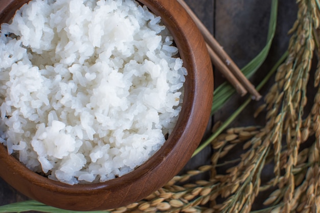 Arroz cocido en taza de madera