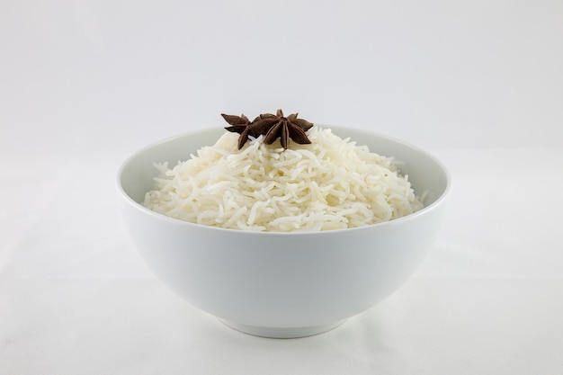 Un arroz cocido en el tazón de fuente imagen de fondo blanco.