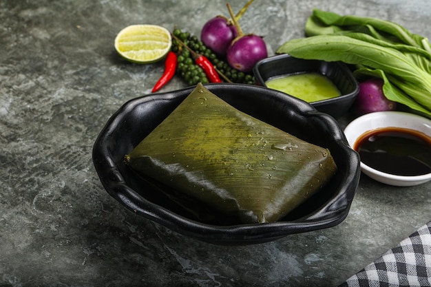 Arroz de cocina asiática con relleno de hoja de plátano