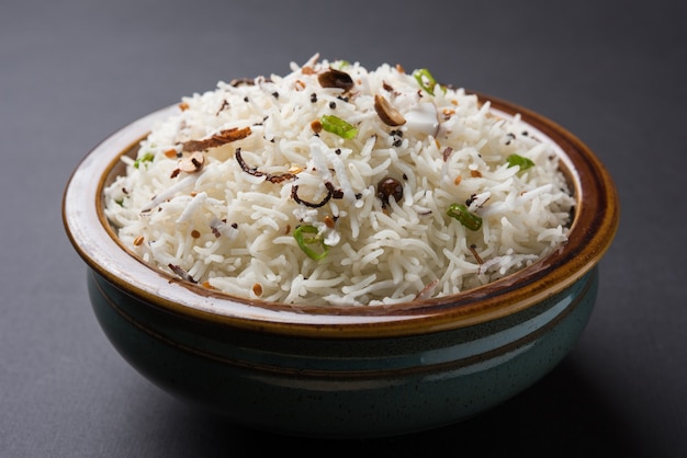 El arroz con coco es una comida popular del sur de la India, que se sirve en un tazón sobre un fondo de mal humor. enfoque selectivo