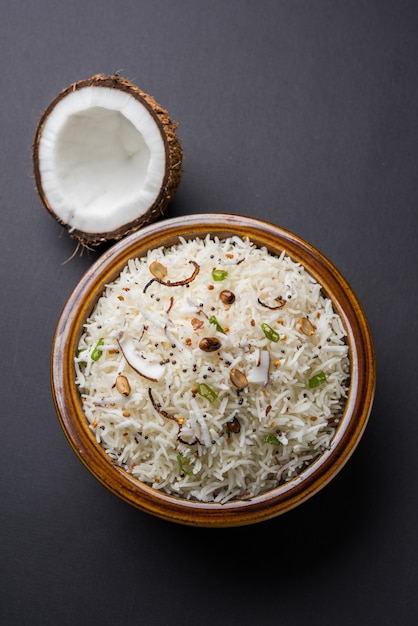 El arroz con coco es una comida popular del sur de la India, que se sirve en un tazón sobre un fondo de mal humor. enfoque selectivo