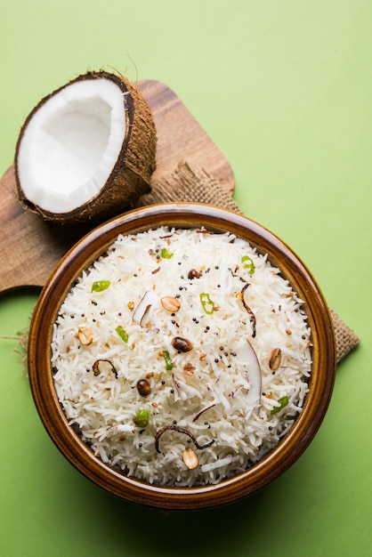 El arroz con coco es una comida popular del sur de la India, que se sirve en un tazón sobre un fondo de mal humor. enfoque selectivo