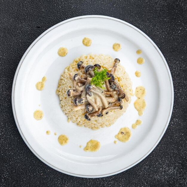 arroz cogumelo sause risoto refeição comida lanche na mesa cópia espaço comida fundo rústico vista superior