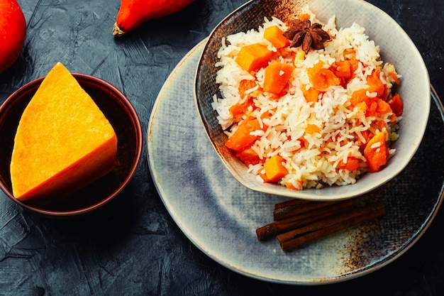 Arroz com abóbora perfumada e suculenta. Pilaf vegetal