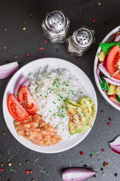 Arroz com abobrinha e salada de verão