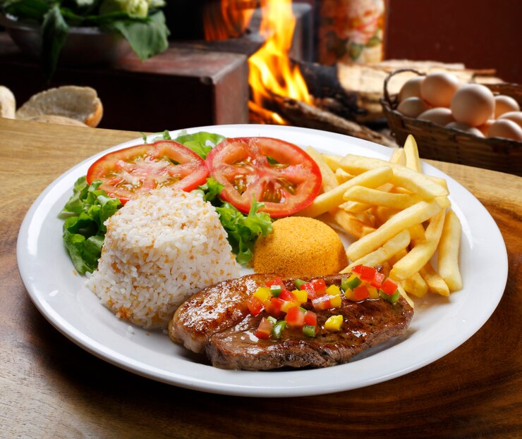 Foto arroz com batata e carne.