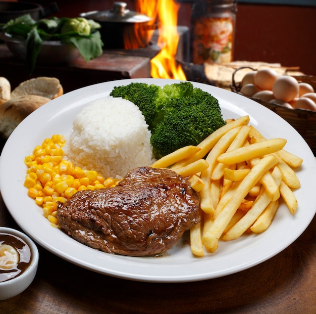 Arroz com batata e carne.