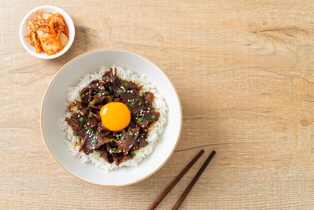 Arroz com carne de porco com sabor de soja ou tigela de Donburi de porco japonês - estilo de comida asiática