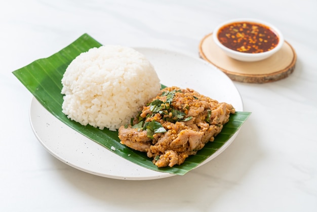 arroz com carne de porco picante grelhada e ervas