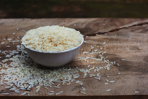 Foto arroz com copo branco na mesa de madeira.