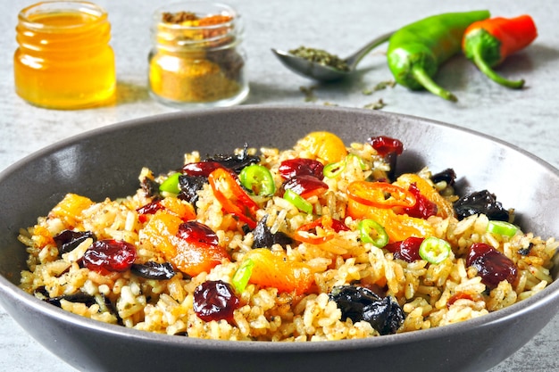 Arroz com especiarias e frutas secas. Tigela vegan com arroz picante.