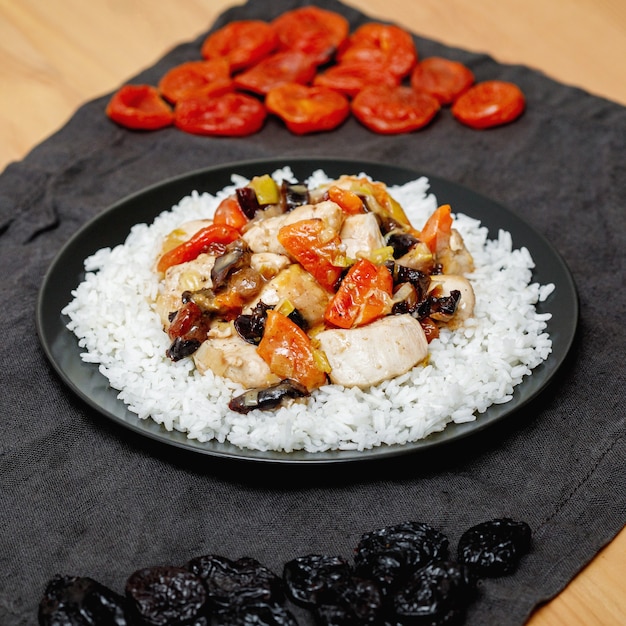 Arroz com frango, ameixas e damascos secos na mesa