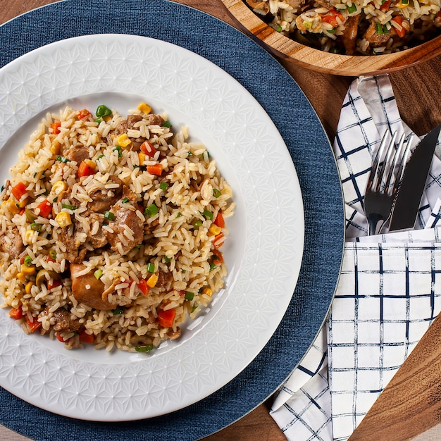 Arroz com frango, comida típica brasileira - Galinhada. Vista do topo