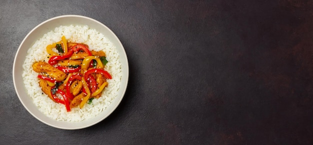 Arroz com frango frito, pimenta e gergelim. Comida asiática.