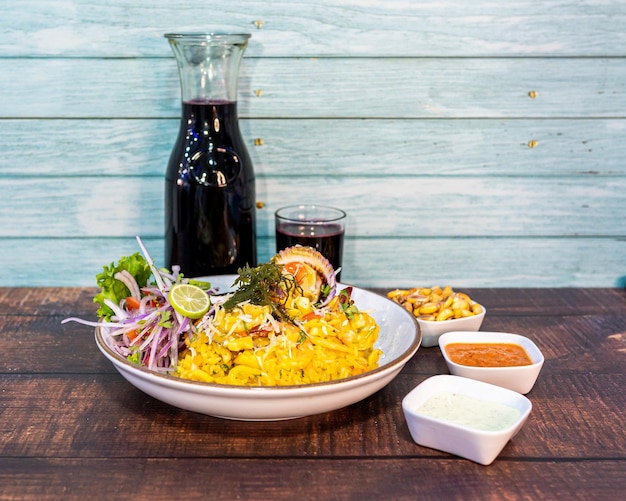 Arroz com frutos do mar com um pote de chicha morada chili e canchita