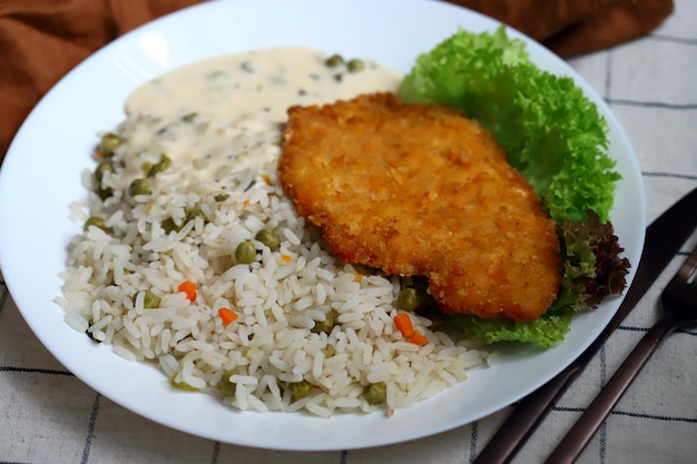 Arroz com legumes e schnitzel de frango almoço ou jantar saudável num prato