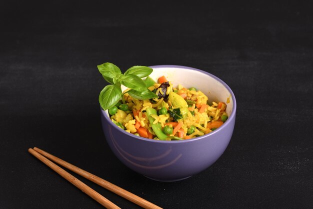 Arroz com legumes e tempero amarelo em um prato