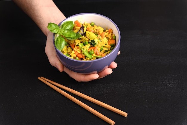 Arroz com legumes e tempero amarelo em um prato.