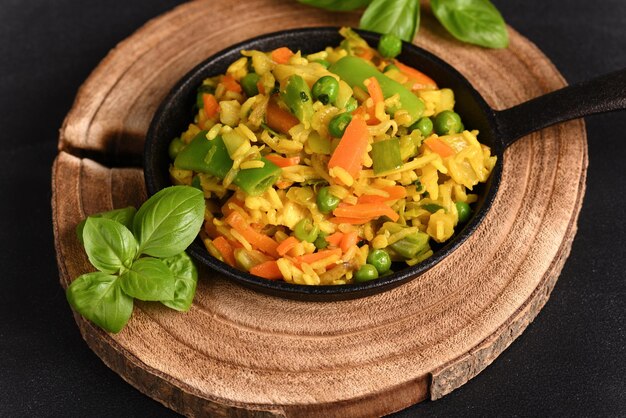 Arroz com legumes e tempero amarelo em uma panela.