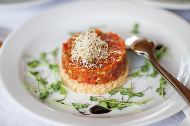 Arroz com legumes em um prato branco