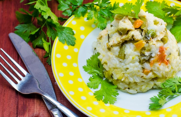 Arroz com legumes em um prato