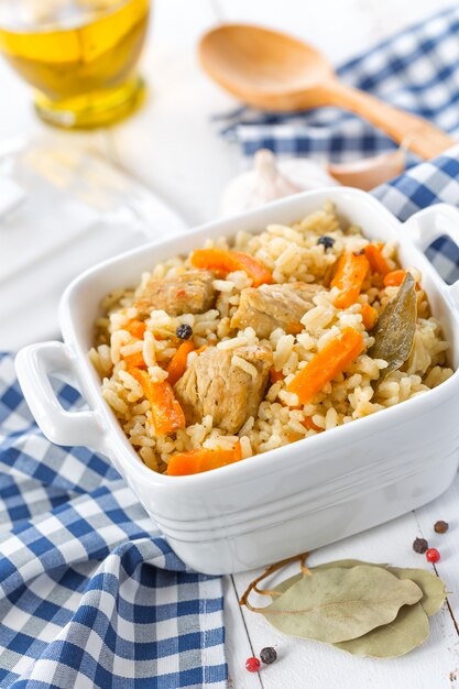 Arroz com legumes na tigela closeup