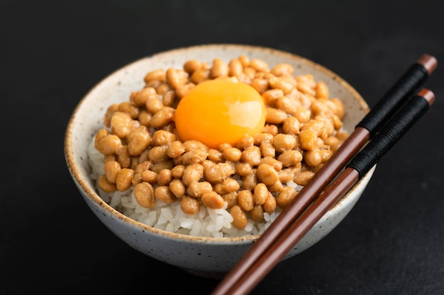 Arroz com natto e ovo pequeno-almoço japonês foco seletivo