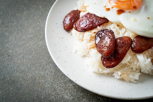 Arroz com ovo frito e linguiça chinesa - comida caseira em estilo asiático