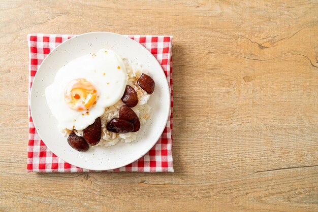 arroz com ovo frito e linguiça chinesa - comida caseira em estilo asiático