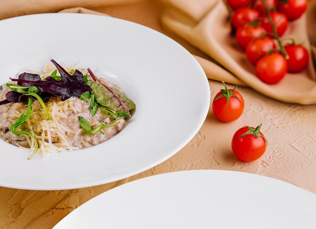 arroz com parmesão num prato branco