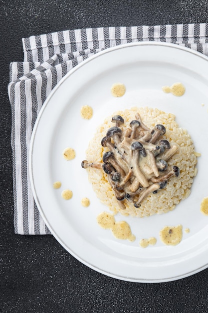 arroz com risoto de cogumelos refeição saudável comida lanche na mesa cópia espaço comida fundo rústico
